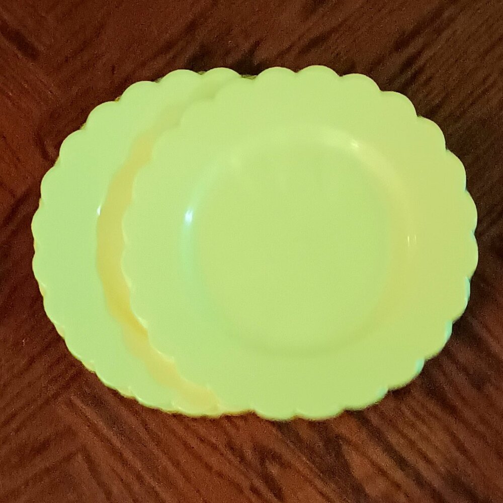 NWT Vibrant Yellow Disposable Flower Shaped Plastic Plates (2 Packs of 6 plates)